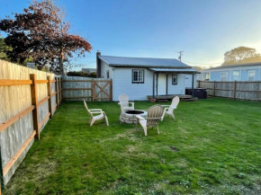 Waddle on Inn- Hot Tub, Pet Friendly, Fully Fenced, 5 Blocks to Beach!
